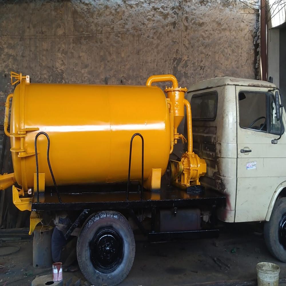 Suction Machine - Oil Immersed Piston Pump, 2000-8000 L Tank Capacity | 100 Ft Suction Distance, 25 Ft Depth, 40-50 Mm Particle Size, Multiple Chassis Options