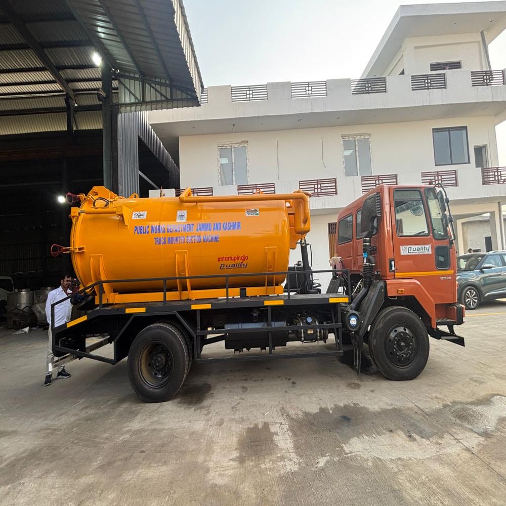 Suction Machine - Oil Immersed Piston Pump, 2000-8000 L Tank Capacity | 100 Ft Suction Distance, 25 Ft Depth, 40-50 Mm Particle Size, Multiple Chassis Options