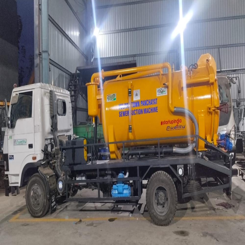 Chasis Mounted Sewer Suction Machine - Capacity: 5000 Liters Ltr