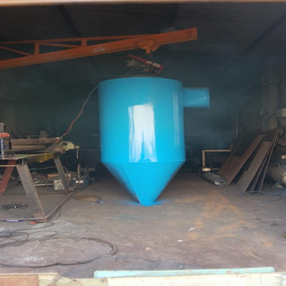 Cyclone with screw conveyor