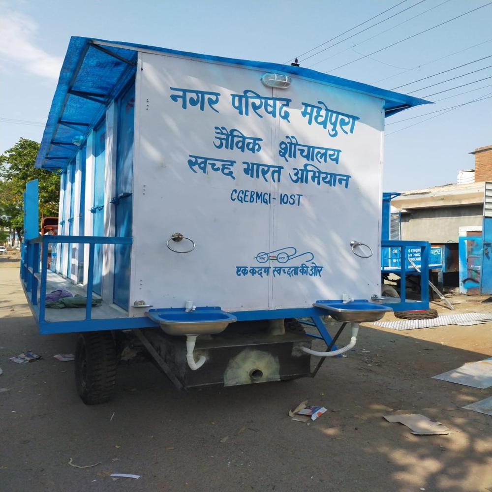 8 Seater FRP Mobile Toilet Mounted on Four Wheel Trailer Chassis