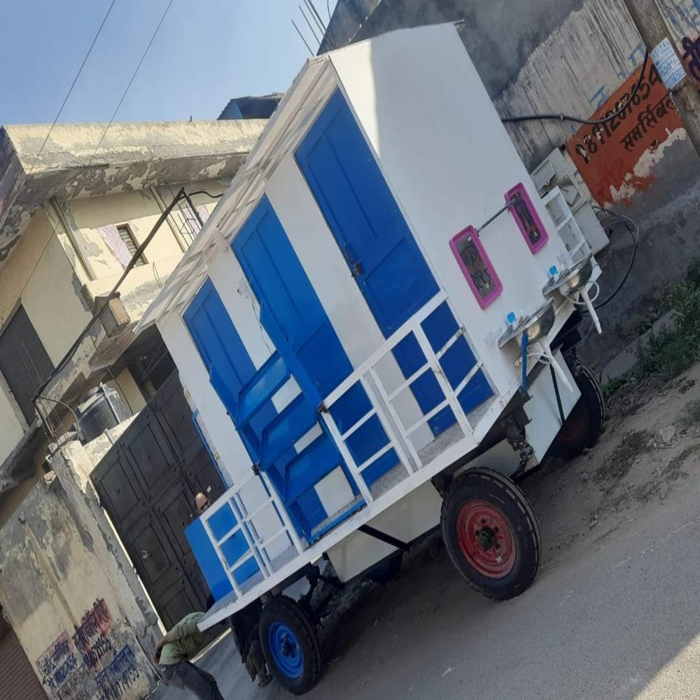 6 Seater FRP मोबाइल Toilet Mounted on Four Wheel Trailer Chassis 6IF 0EF 0UF