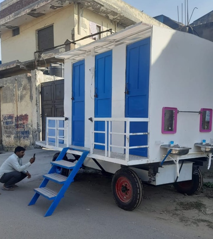 6 Seater FRP Mobile Toilet Mounted on Four Wheel Trailer Chassis 6IF 0EF 0UF