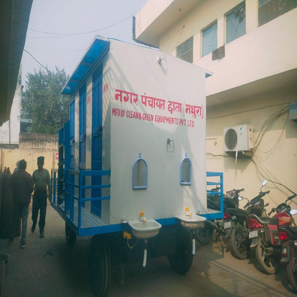 6 Seater FRP Mobile Toilet Mounted on Four Wheel Trailer Chassis 6IF 0EF 0UF