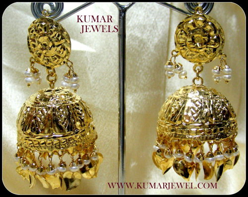 उभरे हुए झुमकी Earrings।