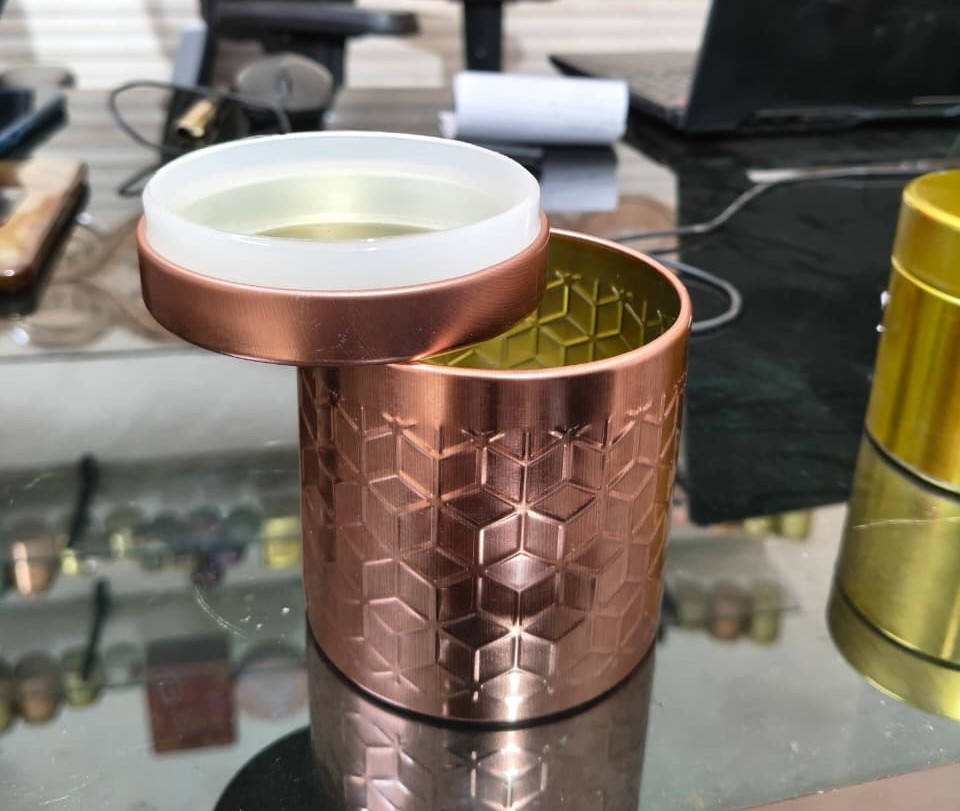 Cylindrical Body Embossed Tin Box - Capacity: 1000 Pcs/hr