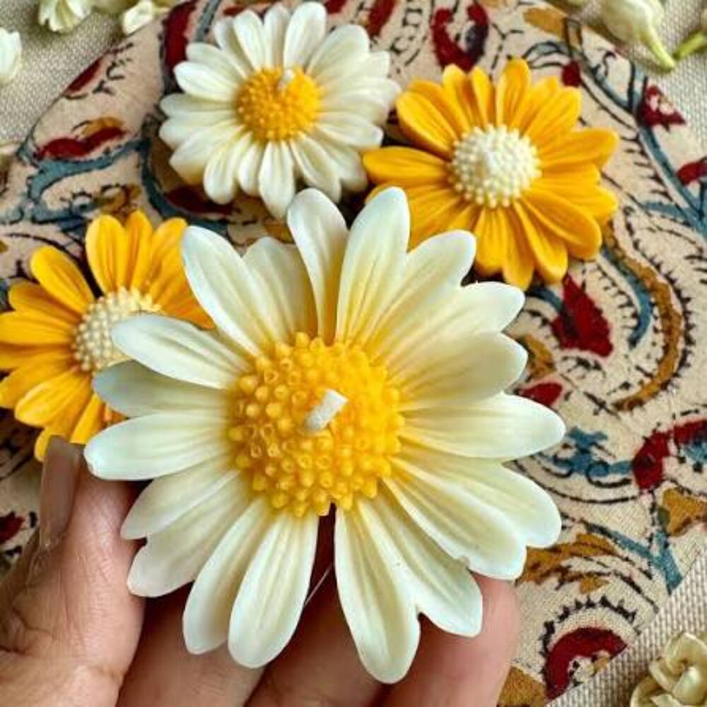 Daisy Candle - Handmade Beeswax, 20-hour Burn Time, Colorful Scented Flame | Elegant Floral Design, Eco-friendly Home Decor