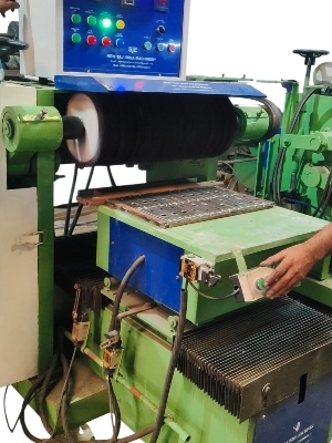 L Canecter and glass hardware Polishing Machine  flat produdct  macheny