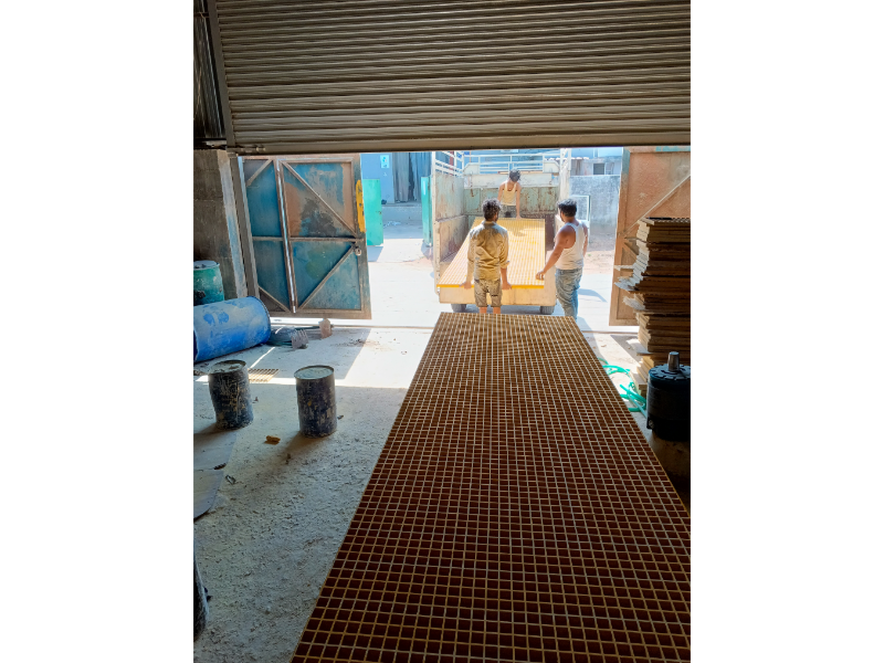 Anti-slip fiberglass walkway grating