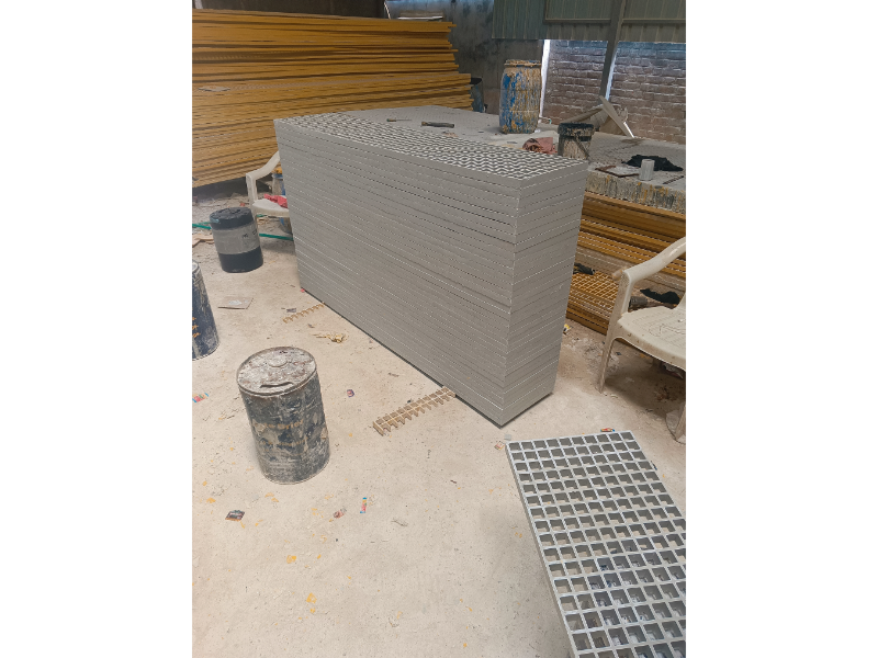 Anti-slip fiberglass walkway grating