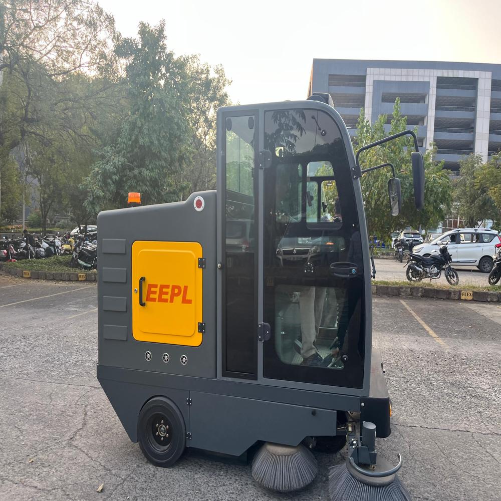 Ride On Road Sweeper Machine - Material: Metal