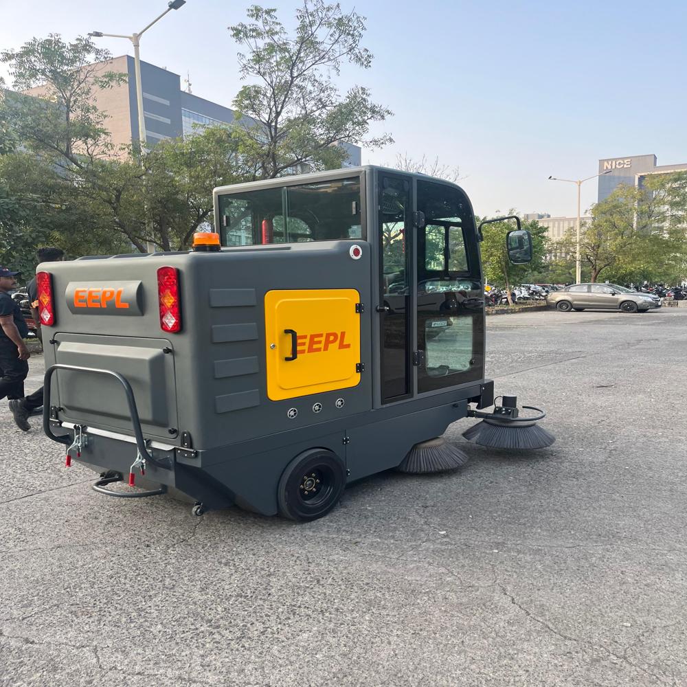 Ride on Road sweeper machine