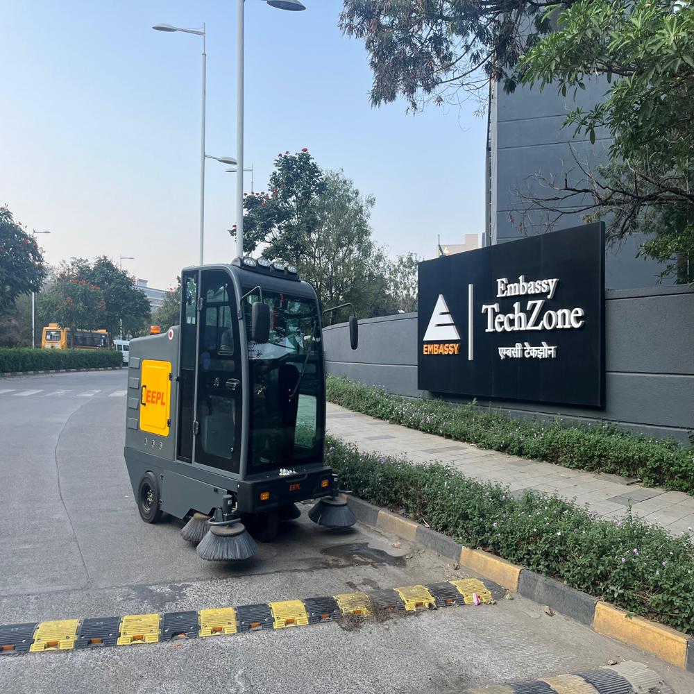 Ride on Road sweeper machine