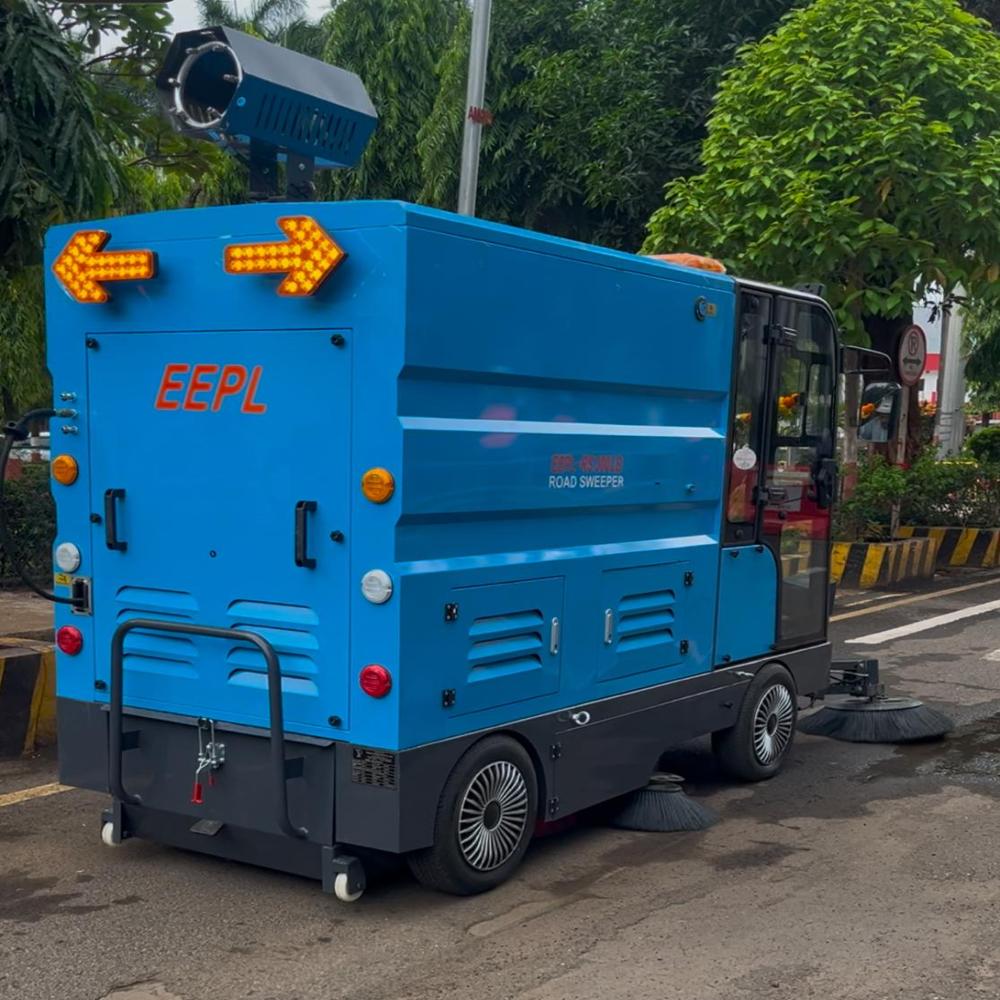 Ride on Road sweeper machine