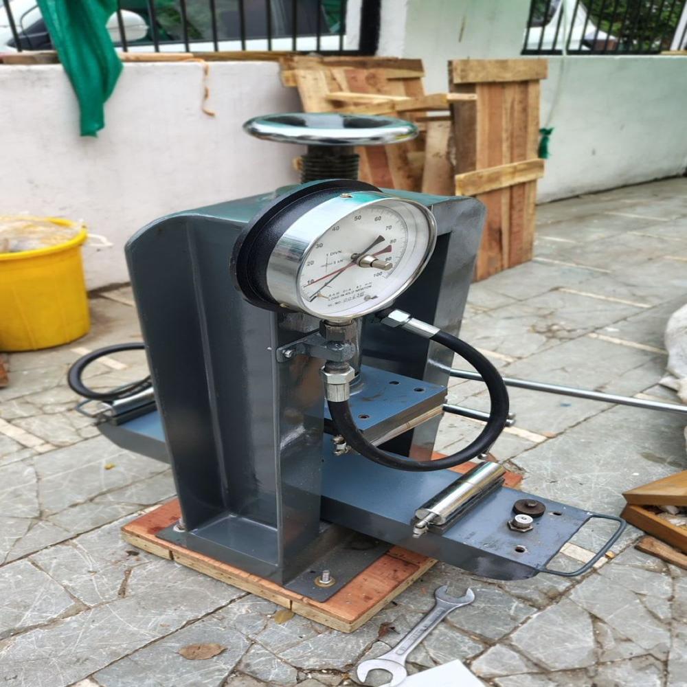 Flexure Testing Machine Hand Operated - Application: Construction Industry