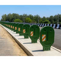 Anti-glare Screen - Hdpe Plastic, 600/900 Mm Height, Green Matte, Curved Rectangular, Bolt-fixed Base, Reflective Markings, Passive Uv-resistant