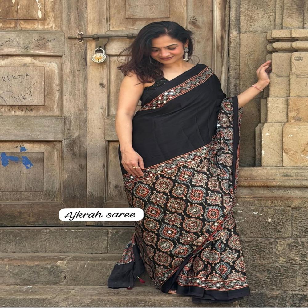 Ladies Saree - Color: As Per Images