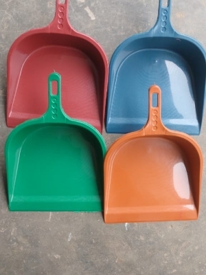 Plastic dustpan