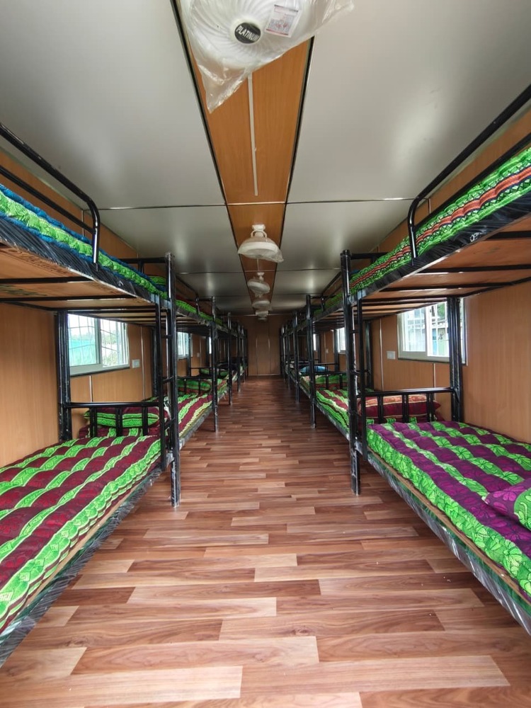 Accomodation Cabin - Color: White And Red