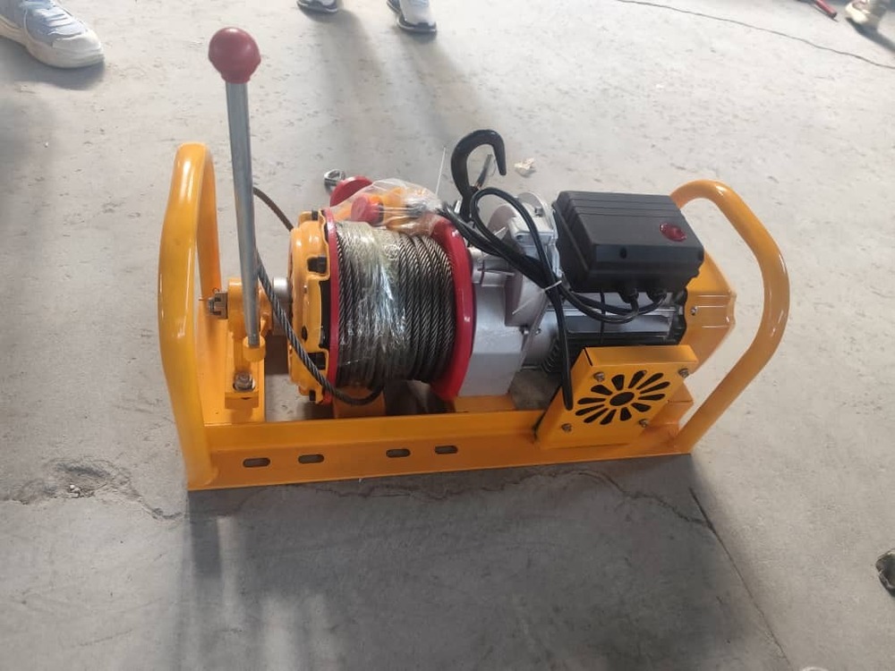 ELECTRIC WINCH WITH CLUTCH AND HANDAL