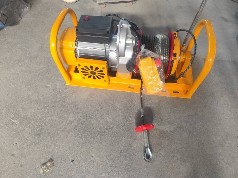 ELECTRIC WINCH WITH CLUTCH AND HANDAL