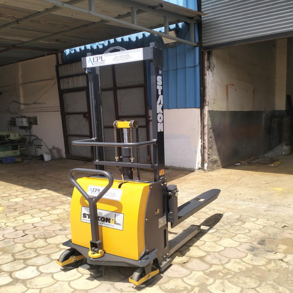 Semi Electric Stacker - Feature: Easy Operation