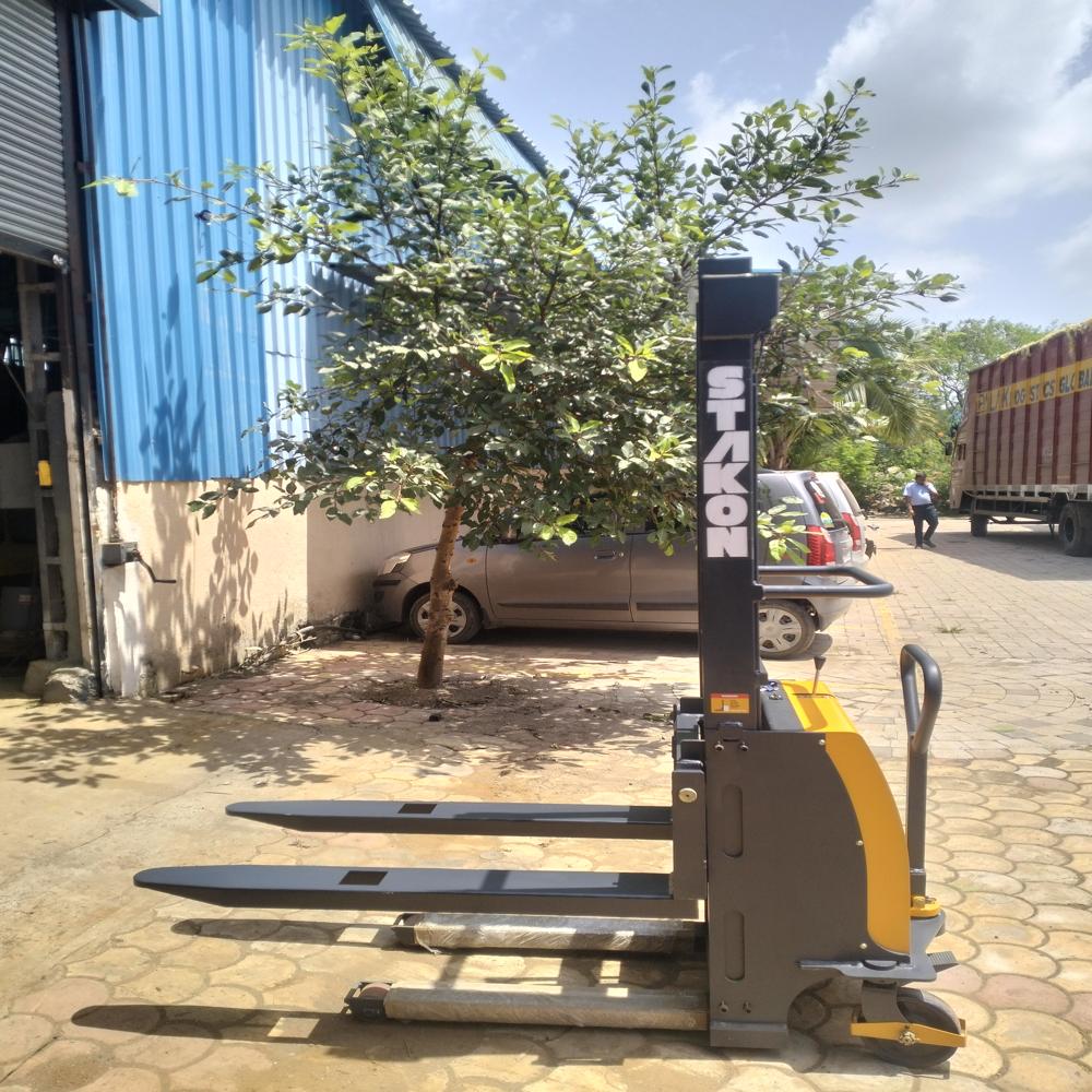 Semi Electric Stacker - Feature: Easy Operation