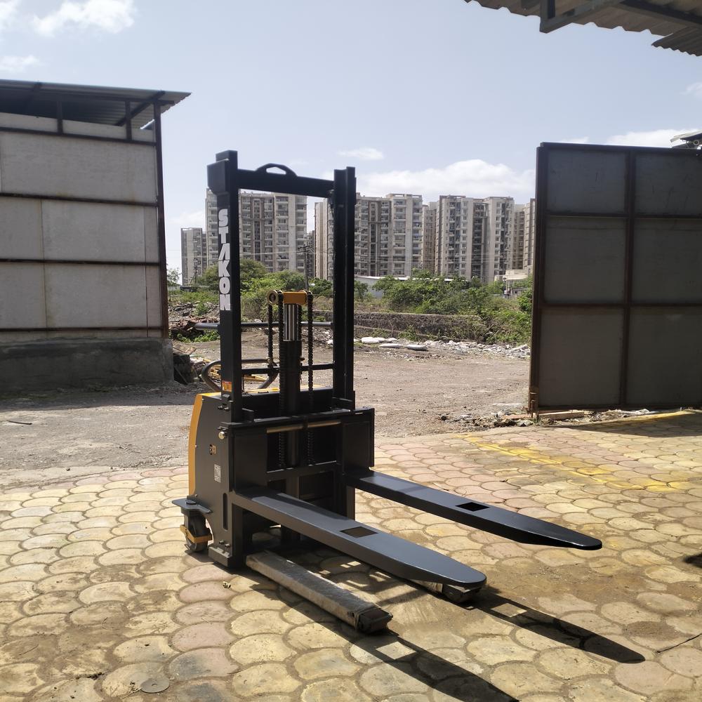 Semi Electric Stacker - Feature: Easy Operation