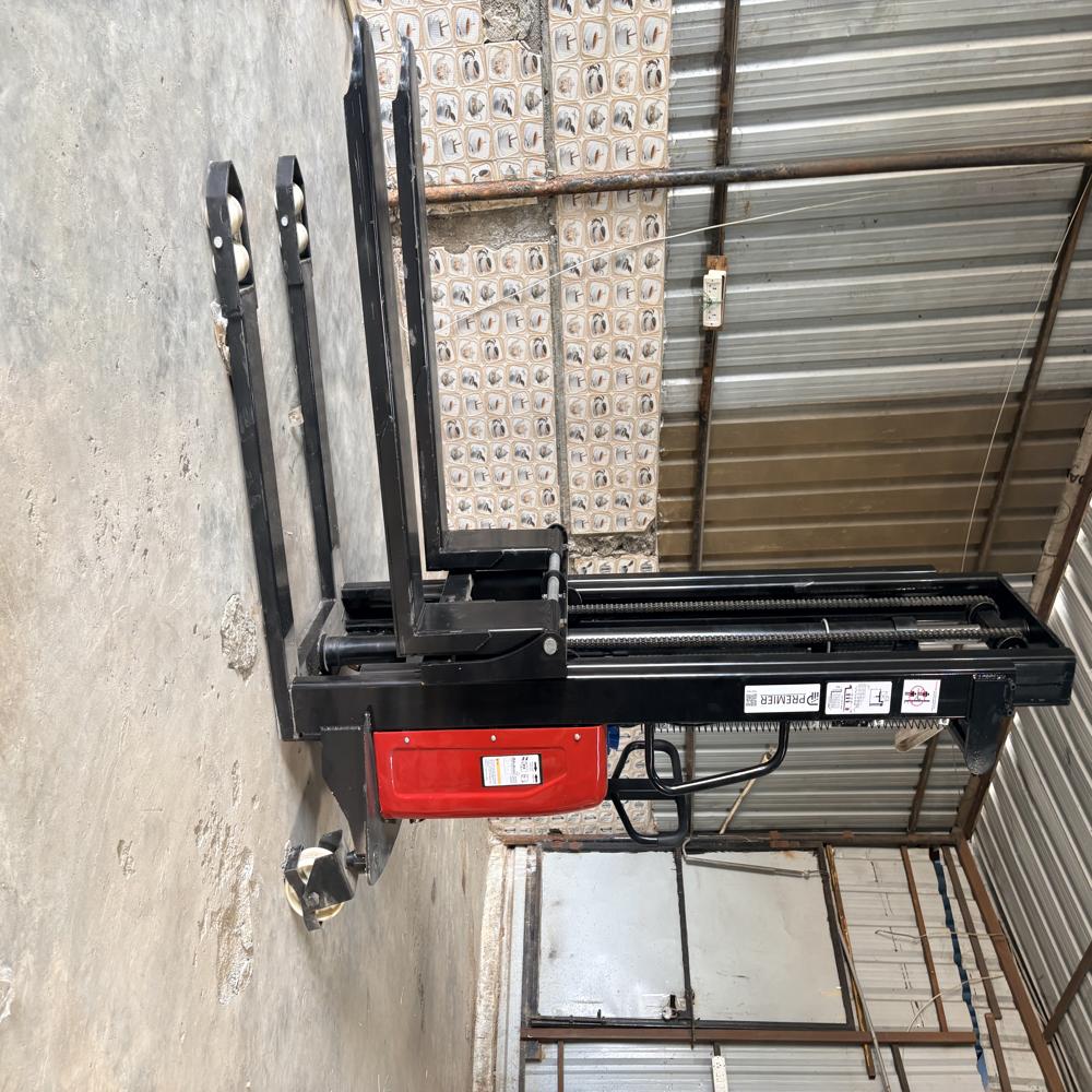 Semi Electric Stacker - Features: Single Mast