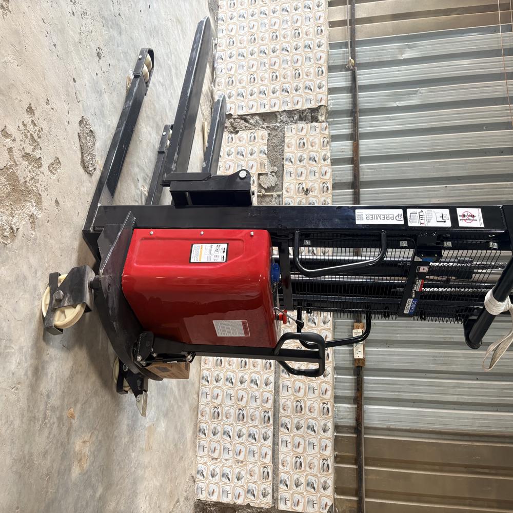 Semi Electric Stacker - Features: Single Mast