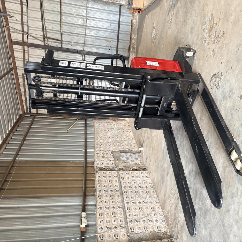 Semi Electric Stacker - Features: Single Mast