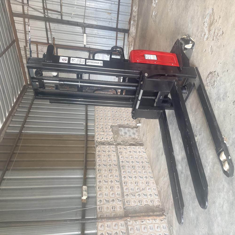 Semi Electric Stacker - Features: Single Mast