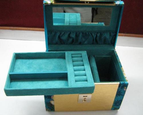 डिजाइनर मेक अप किट बॉक्स