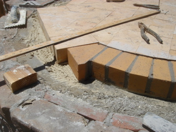 मुख्य रूप से उच्च तापमान पर काम करने वाले भट्ठियों और औद्योगिक उपकरणों में उपयोग के लिए विकसित, रेफ्रेक्टरी मोर्टार उच्च तापमान पर स्थायीता और ताकत प्रदान करता है। यह उच्च ताप पर काफी अपेक्षाकृत छिद्रता और जलरोधक क्षमता रखता है।