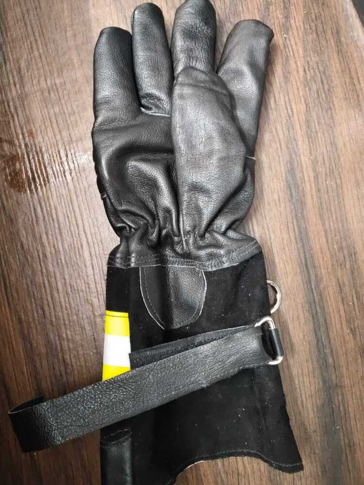 Fire resistant leather gloves