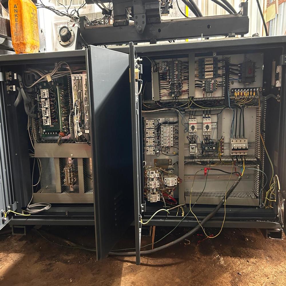 Used Plastic Injection Molding Machine - Capacity: 165 Ton/day