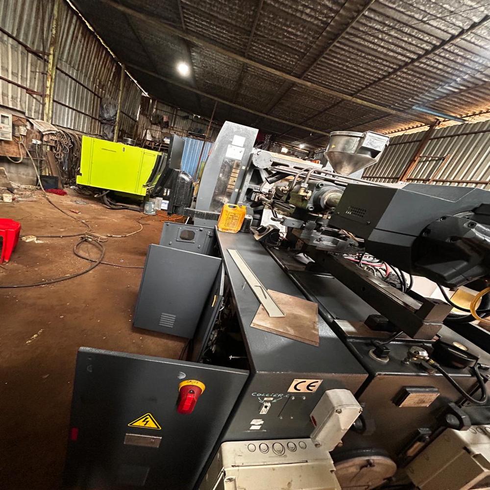 Used Plastic Injection Molding Machine - Capacity: 165 Ton/day
