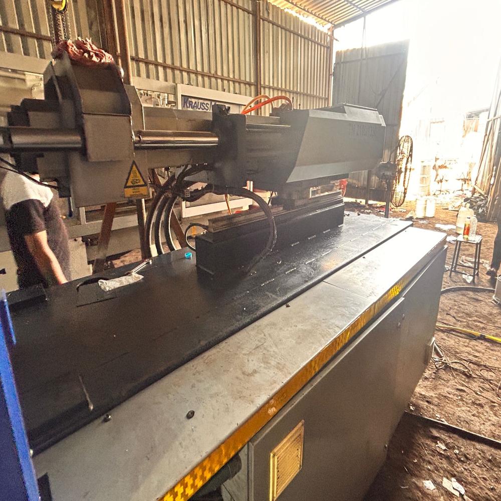 Plastic Injection Moulding Machine - Capacity: 210 Ton/day