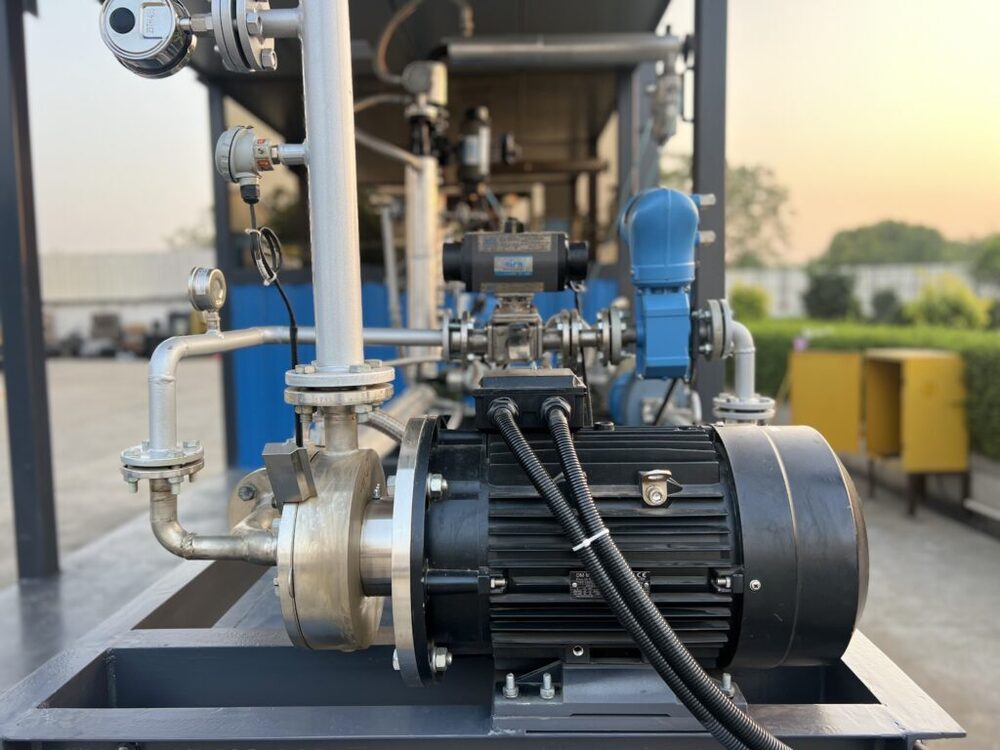 Bitumen Emulsion - Top-grade Liquid Bitumen, Industrial Grade, Deep Black Color