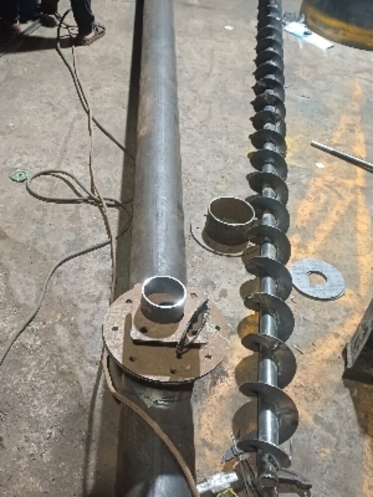 Cyclone with screw conveyor