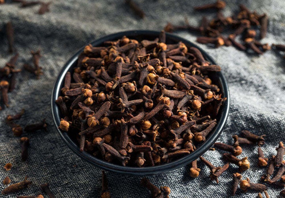 Black Cloves - Dried Spice, Variable Size, Dark Brown Color, 8-12% Moisture Content | Ideal For Culinary Applications And Traditional Medicine