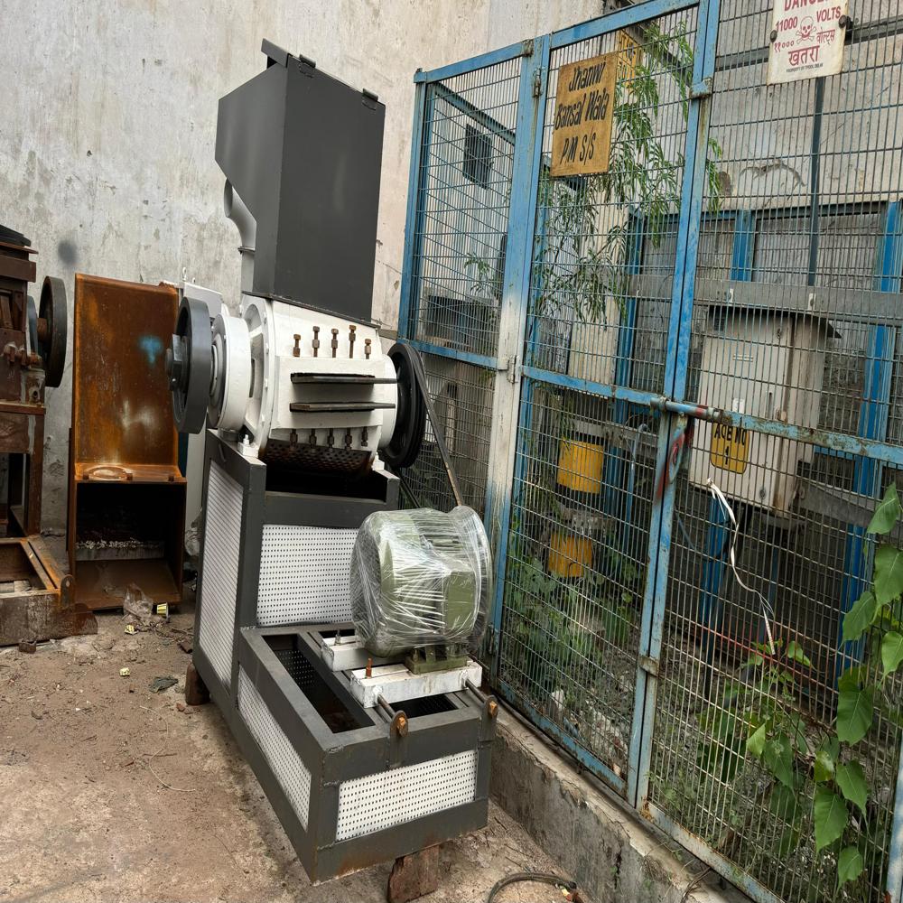 Pet Bottle Shredder - Steel, Variable Dimensions | 5-15 Hp Electric Motor, 100-500 Kg/hr Capacity, Ce Compliant Safety Features