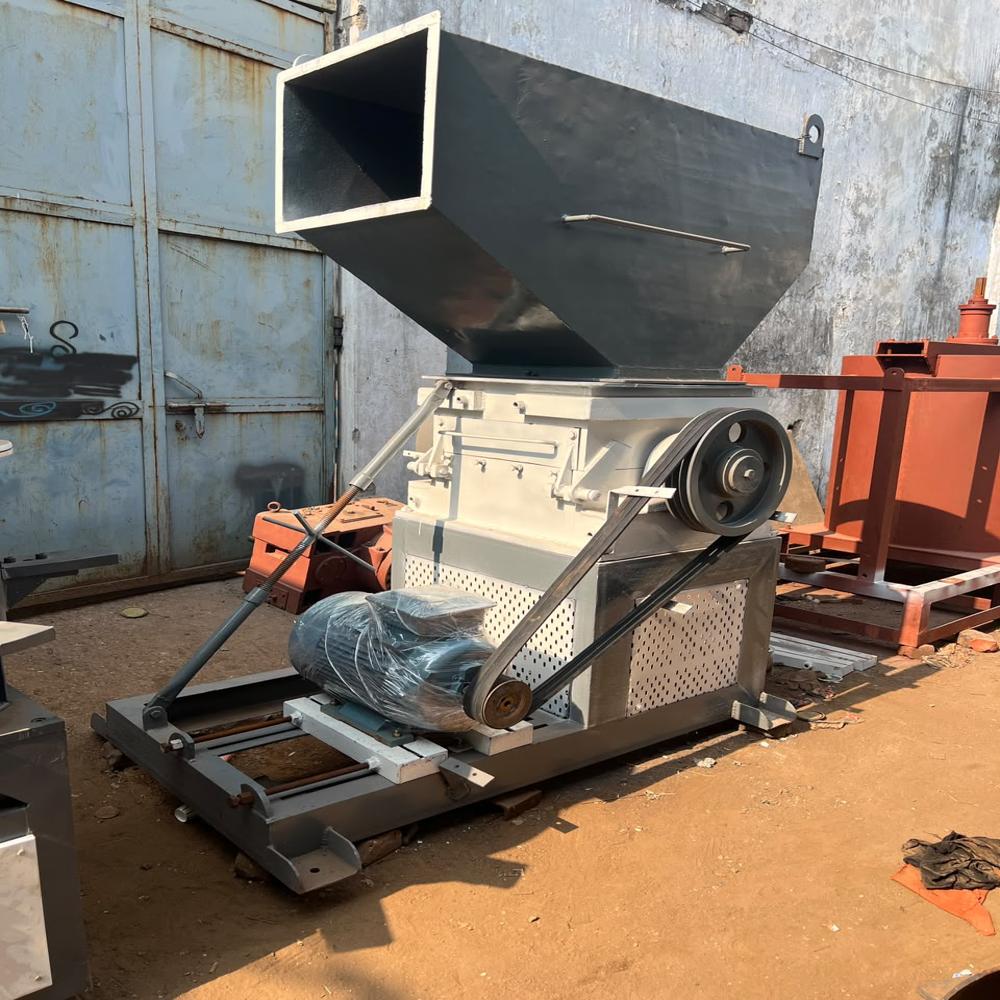 Automatic Hdpe Bottle Grinding Machine - Capacity: 20 Kg/hr Kg/hr