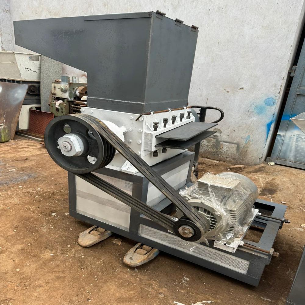 Automatic Hdpe Bottle Grinding Machine - Capacity: 20 Kg/hr Kg/hr