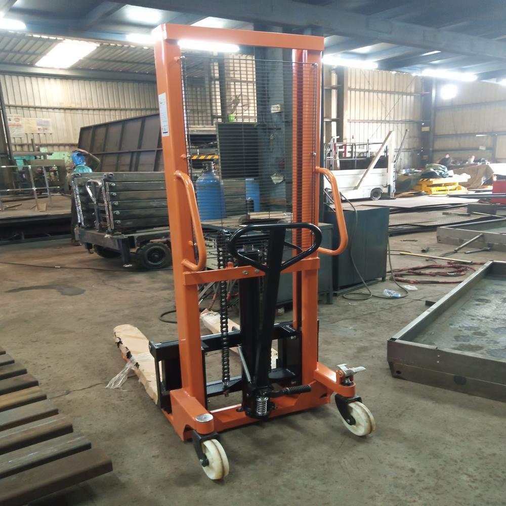 Manual Stacker - High Lifting Ability Up To 3000 Mm, 1000-2000 Kg Capacity, Rugged Structure For Industrial Use