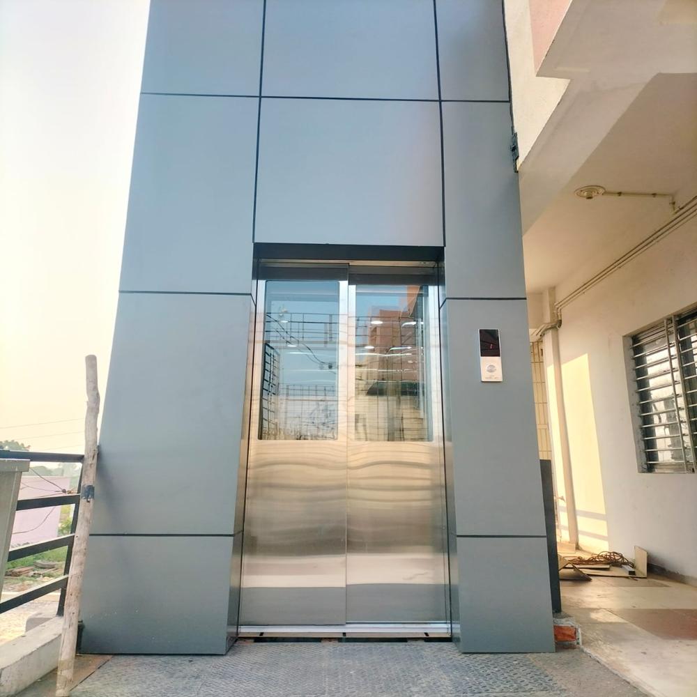Full Vision Glass Door Elevator - Capacity: 408 Kg/hr