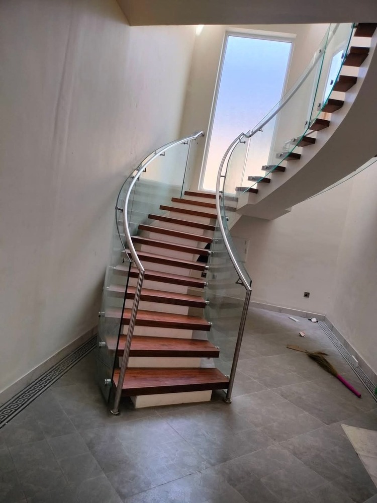 Curved - Glass Staircase