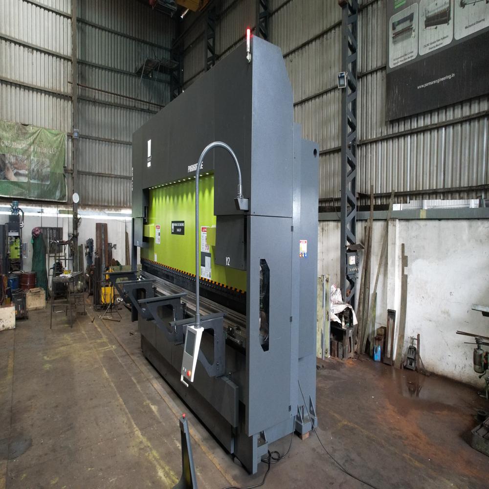 High Precision Cnc Press Brake - Capacity: 110 Ton