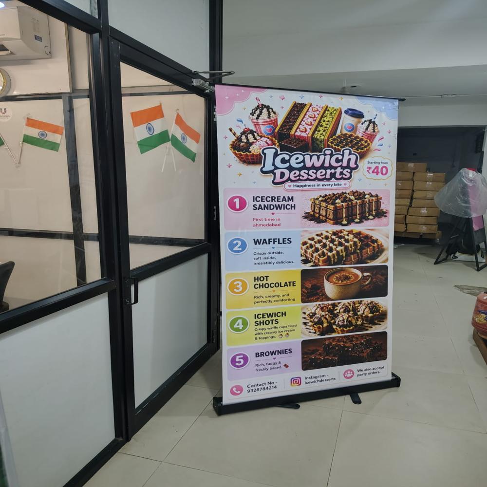 Roll Up Standee - Dimension (L*w*h): 2.5 X 6 Ft