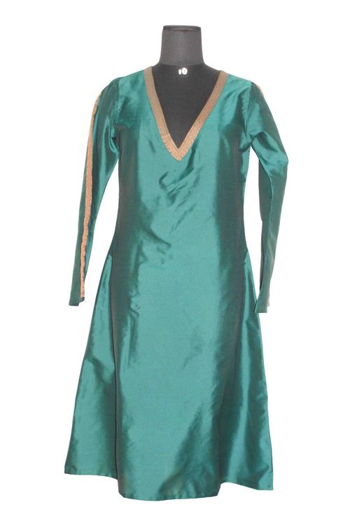 महिलाओं के लिए कढ़ाई किया हुआ डिजाइनर ड्रेस